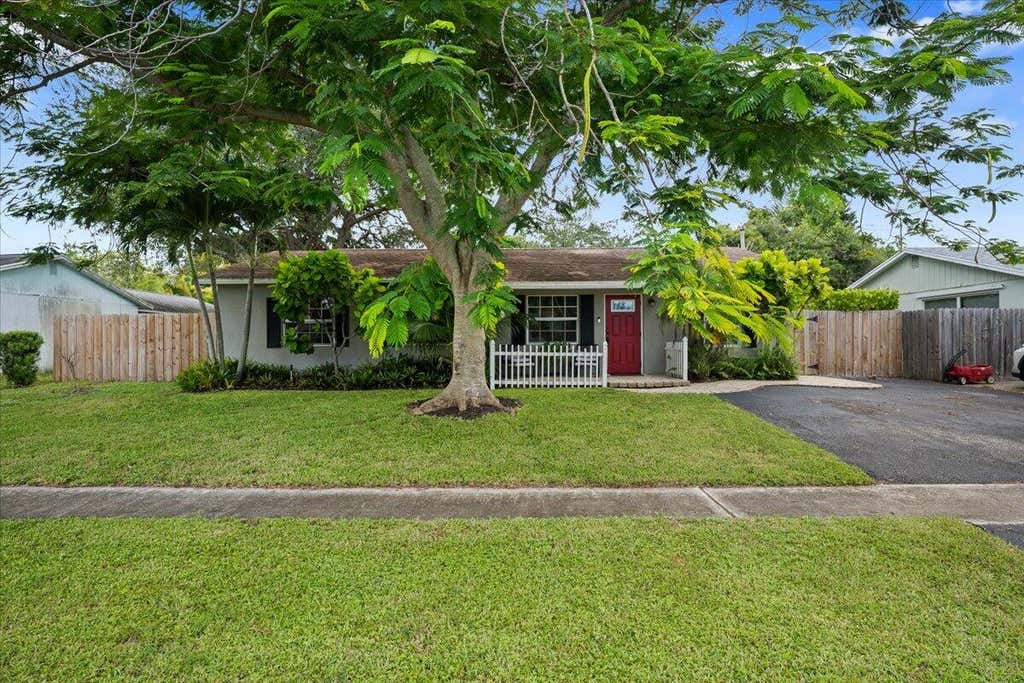 Photo of 710 Cree Street, Jupiter, FL 33458 (MLS # B26064829)