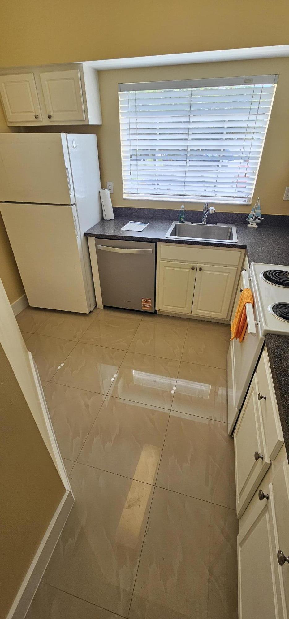 REFLECTIONS AT PEMBROKE PINES - Residential Lease