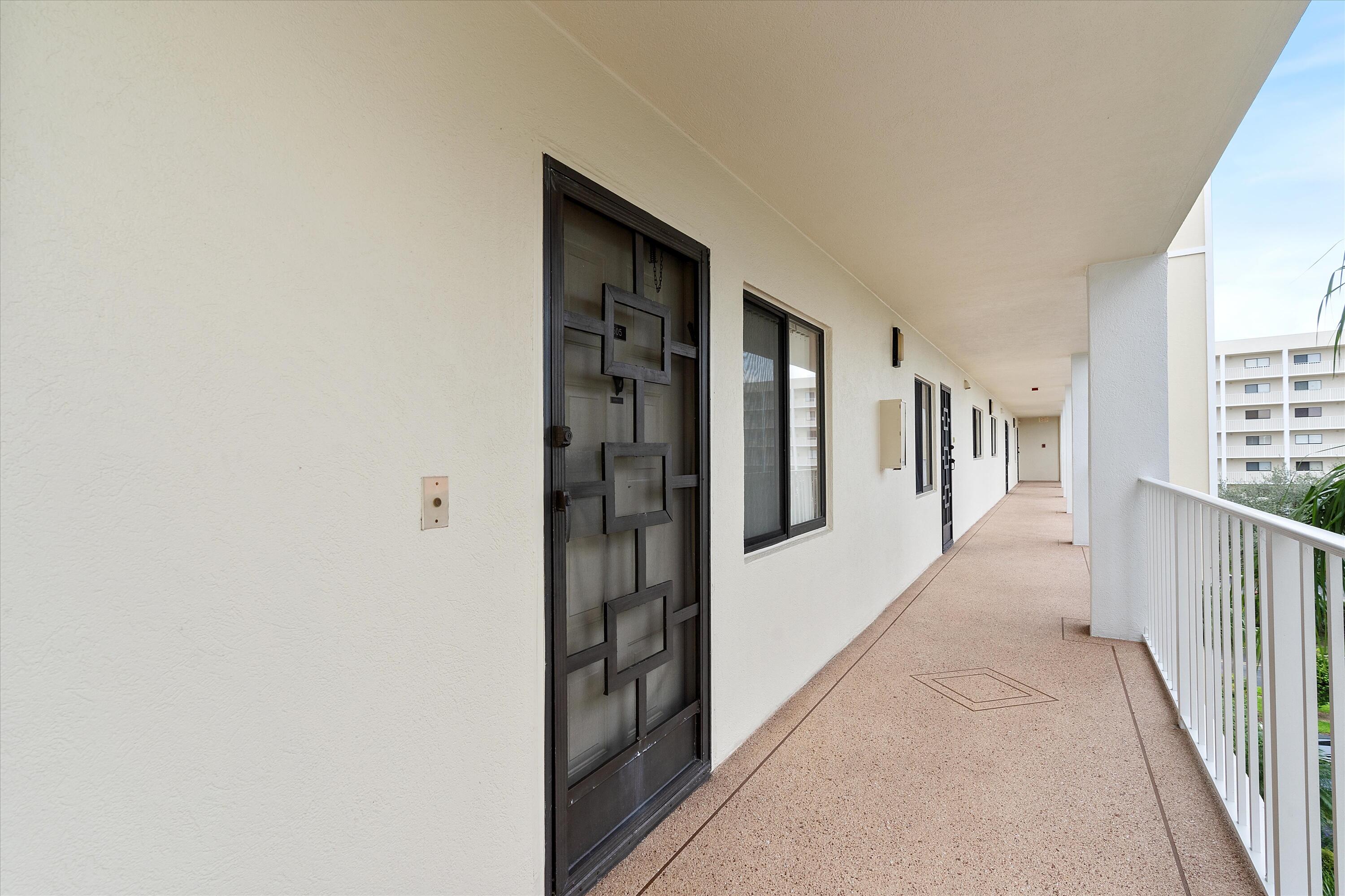 HUNTINGTON LAKES SEC FIVE CONDOS - Residential