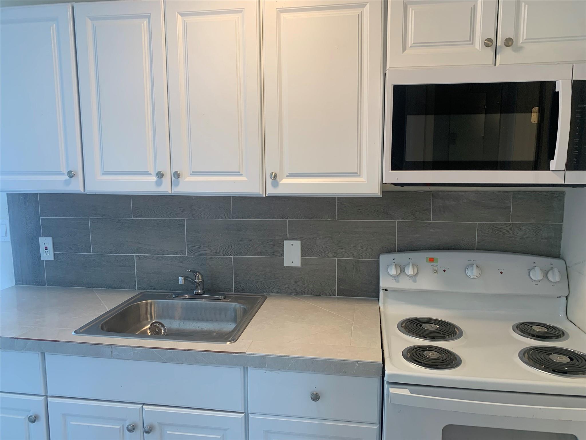 Looking for a cozy apartment in a prime location, here's one to call home!
Completely remodeled 2 Bedroom apartment with central AC nestled in vibrant Hollywood, close to public transportation & walking distance to Young Circle. Close to the Hollywood Blvd / Hollywood Strip, plenty of shops & restaurants nearby. Apartments located behind the main house. Schedule appointments on ShowingTime