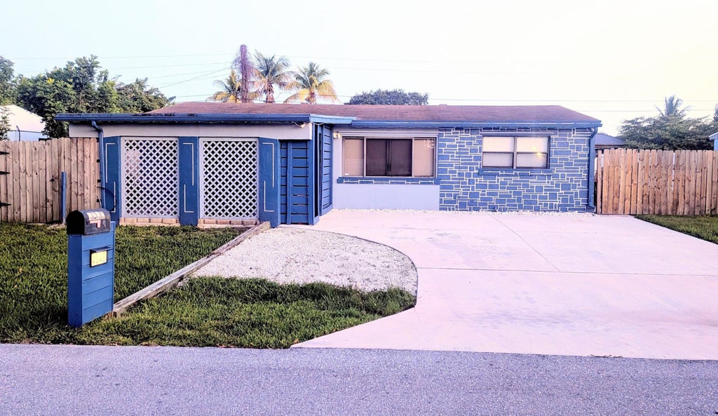 Photo of 4340 N MARY Circle, Palm Beach Gardens, FL 33410 (MLS # B26055856)