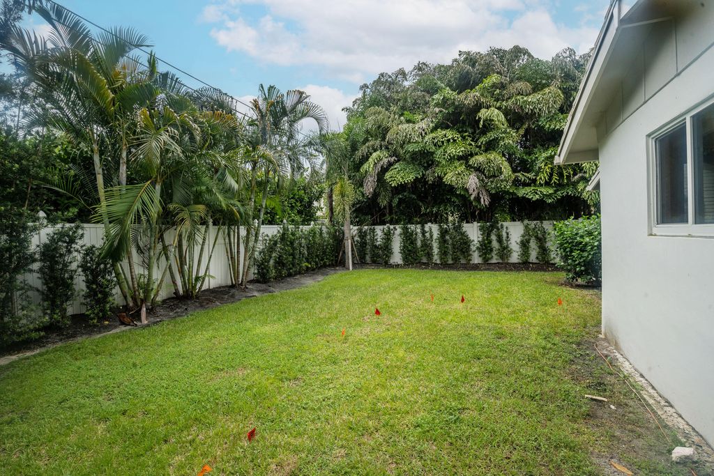 Photo of 101 NE 11th Street, Delray Beach, FL 33444 (MLS # R11034997)