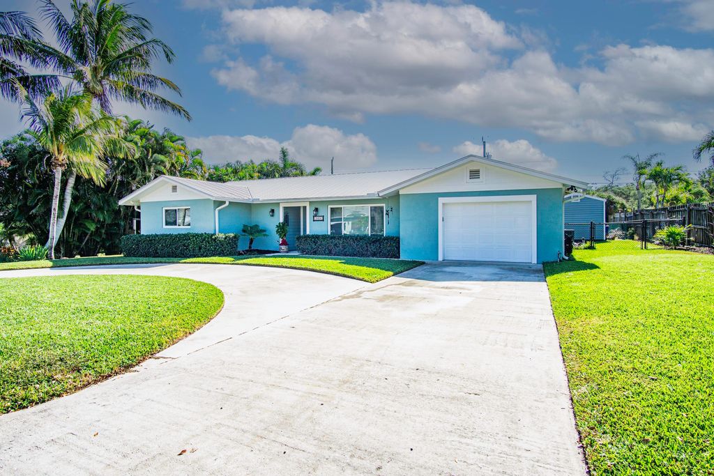 Photo of 9464 SE Saturn Street, Hobe Sound, FL 33455 (MLS # R11157981)