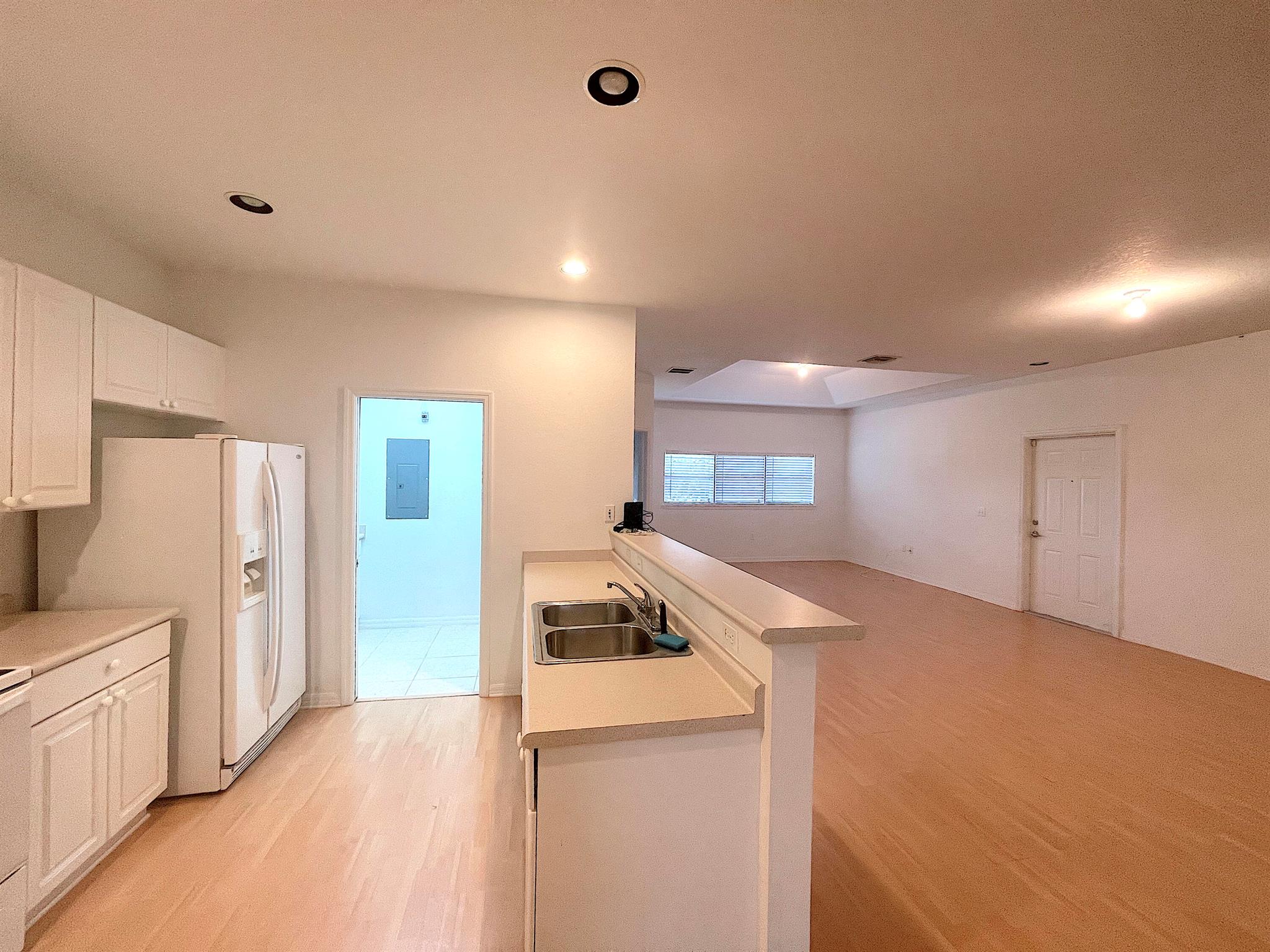 THE LAKES AT THE SAVANNAHS CONDOMINIUM - Residential Lease