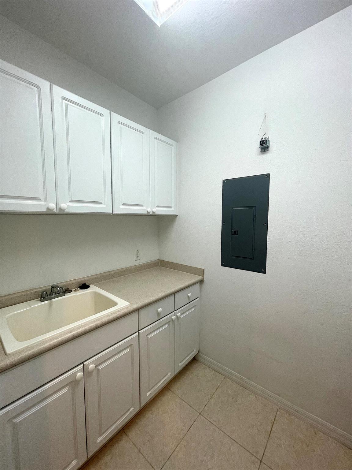 THE LAKES AT THE SAVANNAHS CONDOMINIUM - Residential Lease