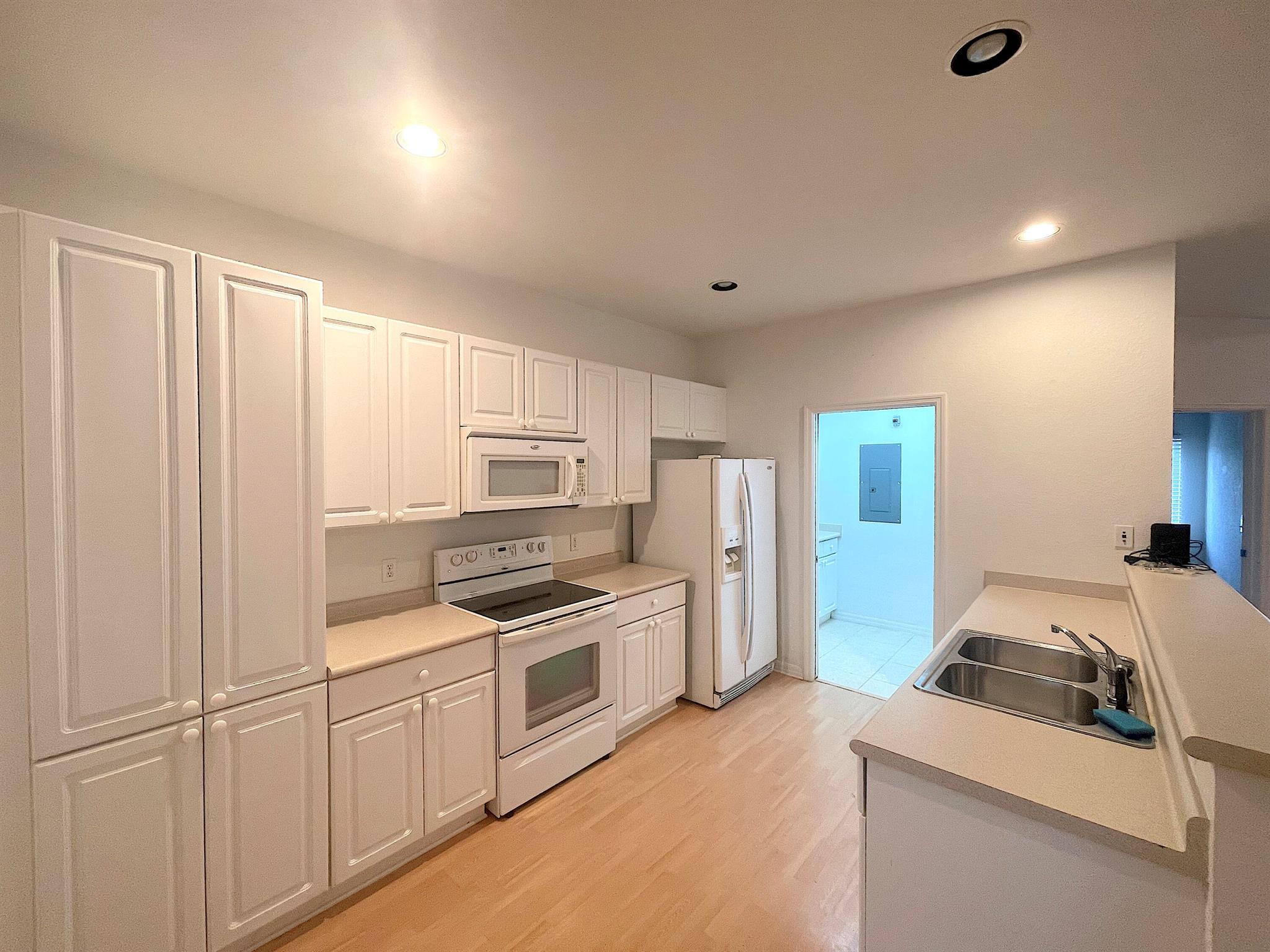 THE LAKES AT THE SAVANNAHS CONDOMINIUM - Residential Lease