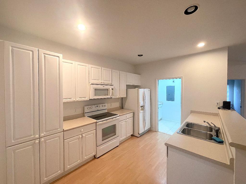 THE LAKES AT THE SAVANNAHS CONDOMINIUM - Residential Lease