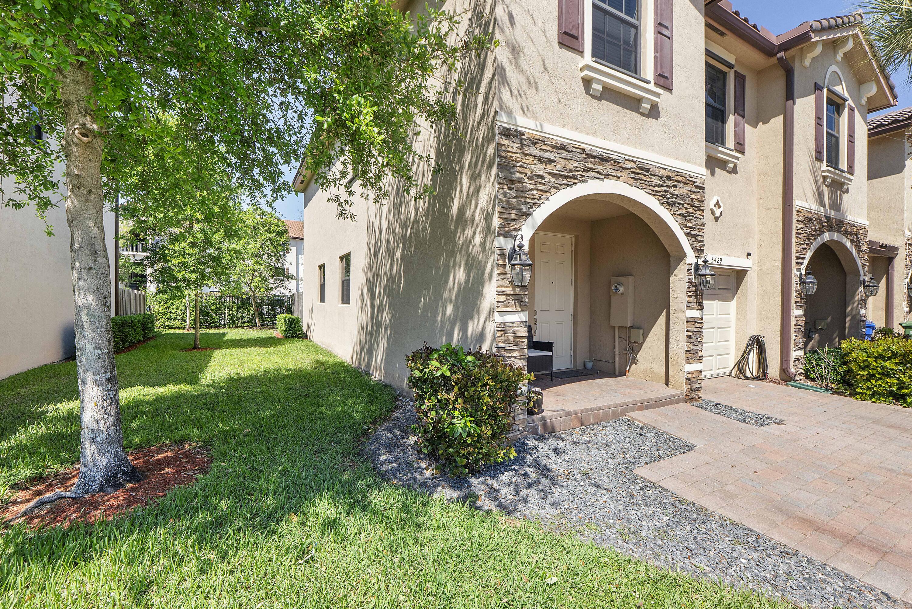 HORIZON TOWNHOMES at CELEBRATION POINTE - Residential