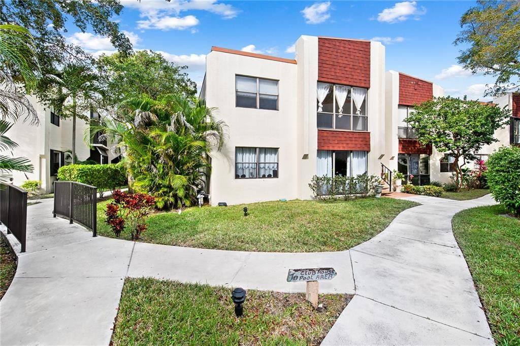 Photo of 301 N Pine Island Rd #262, Plantation, FL 33324 (MLS # F10368906)