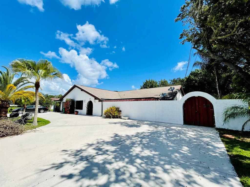 Photo of 457 S Naranja Avenue, Port Saint Lucie, FL 34983 (MLS # R10731970)