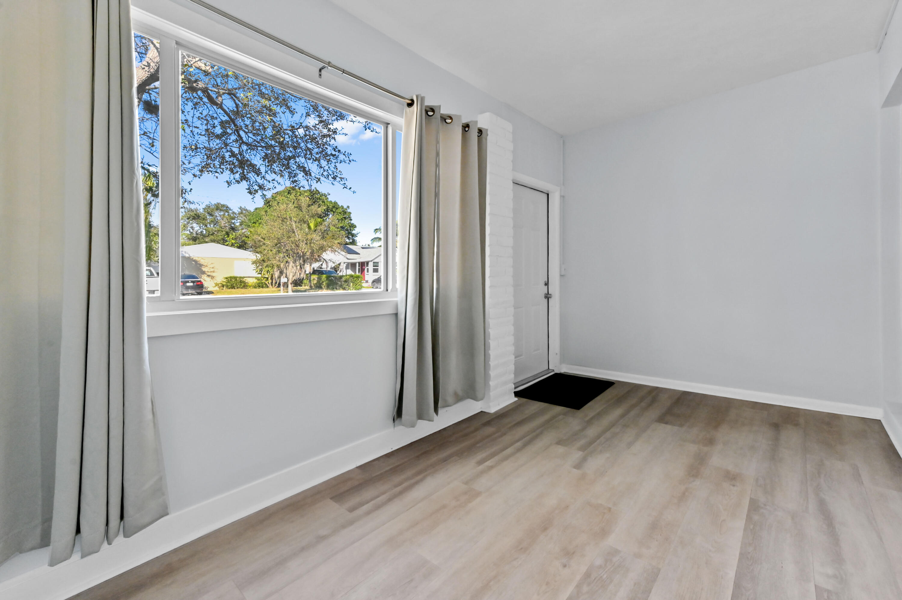 332 W Mango Street 1-2