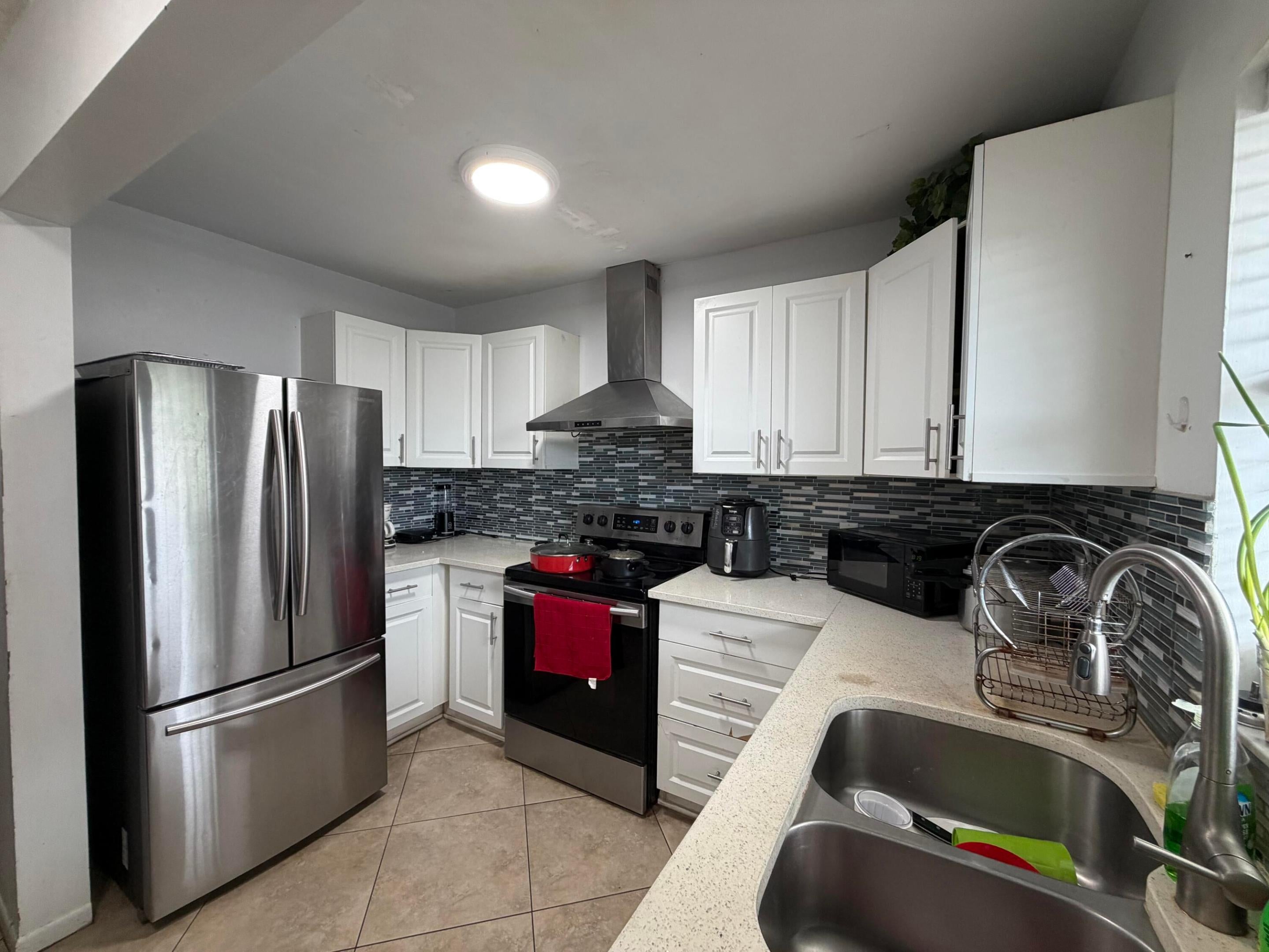605 Ixoria Avenue Unit 21
