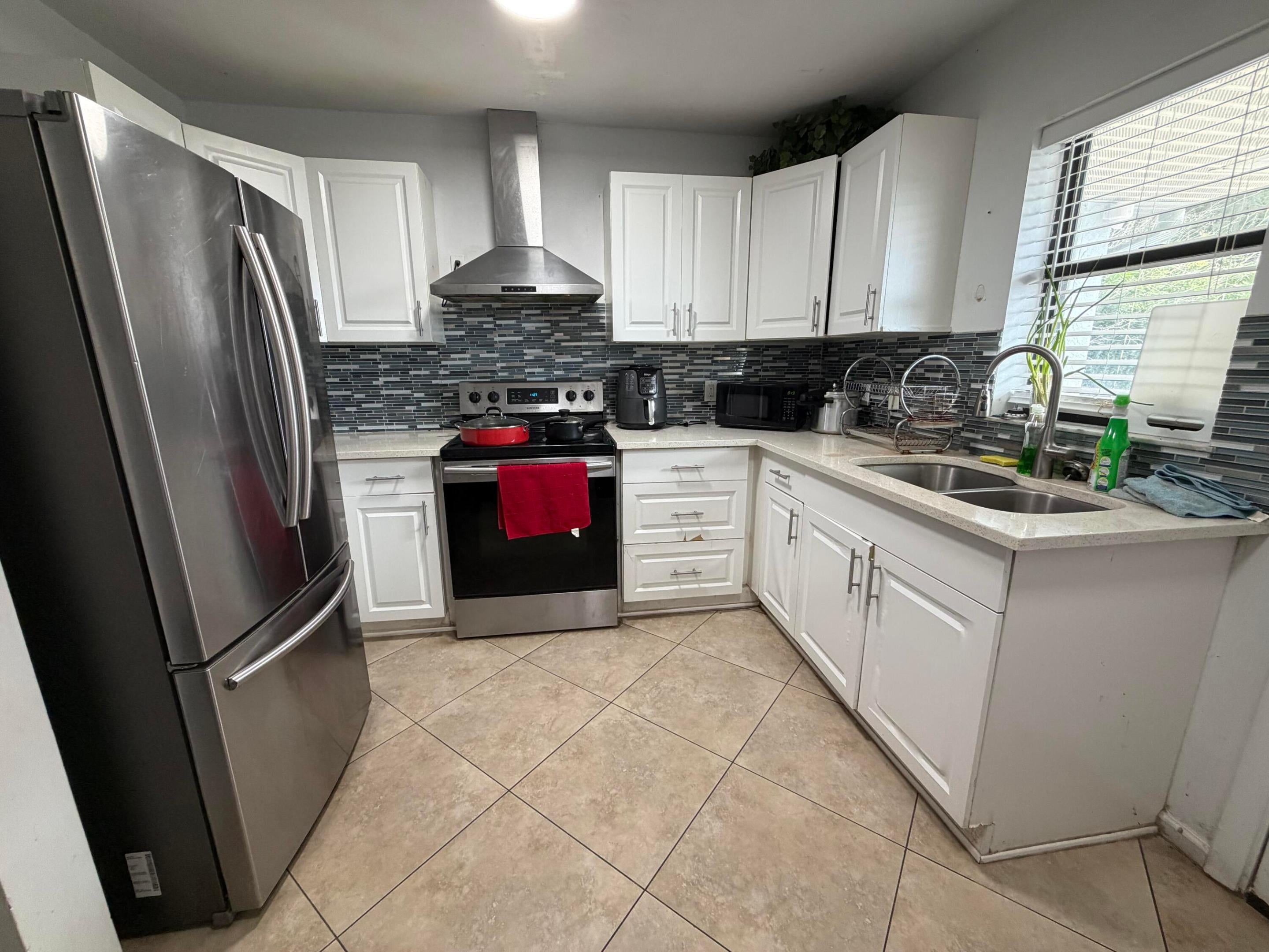 605 Ixoria Avenue Unit 21