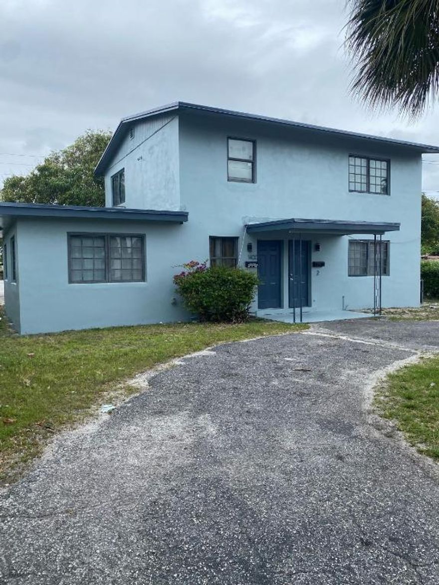 Nice and cozy 4 bedrooms 2 baths in the heart of Riviera Beach. Tile throughout. Close to the beach, I-95, dining, and shopping. Great location, great views!