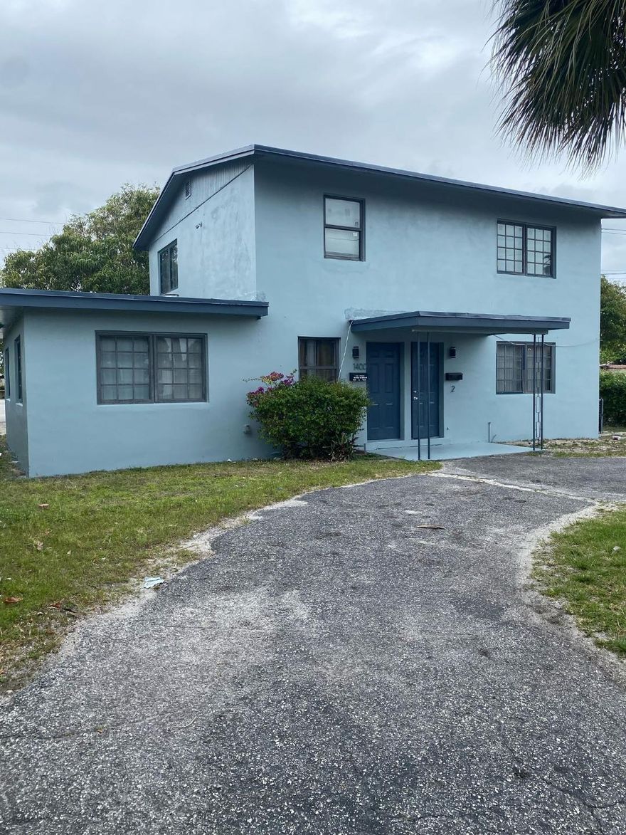Nice and cozy 4 bedrooms 2 baths in the heart of Riviera Beach. Tile throughout. Close to the beach, I-95, dining, and shopping. Great location, great views!