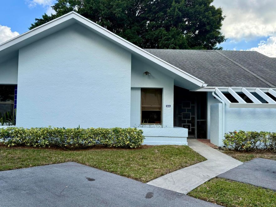 CASH OFFERS ONLY.  GREAT OPPORTUNITY! NEEDS COMPLETE RENOVATION INCLUDING ROOF. SUBSTANTIAL CIGARETTE SMOKE RESIDUE.  2 bedroom, 2 bath villa.
 HOA REQUIRES BUYERS HAVE 700+ CREDIT SCORE from Equifax (no exceptions). 55+ COMMUNITY. NO RENT 1ST 2 YEARS OF OWNERSHIP. NO PICK-UP TRUCKS. HOA allows owners to add rear open patio if desired. -- This gated community features an active clubhouse, swimming pool, tennis courts, pickleball courts, sauna, fitness room, BBQ area, pier. Up to 2 pets welcome, up to 20 lbs each. HOA covers exterior paint, lawn, clubhouse, gate.  Lovely West Boca area. Convenient to The Reserve Plaza, Delray Marketplace, shopping, dining, & major highways.