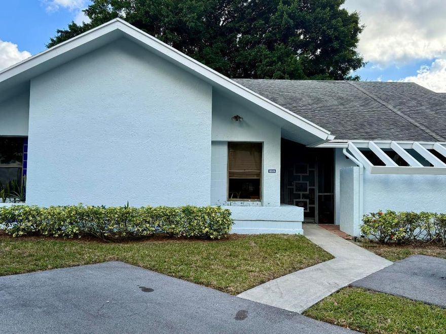 CASH OFFERS ONLY.  GREAT OPPORTUNITY! NEEDS COMPLETE RENOVATION INCLUDING ROOF. SUBSTANTIAL CIGARETTE SMOKE RESIDUE.  2 bedroom, 2 bath villa.
 HOA REQUIRES BUYERS HAVE 700+ CREDIT SCORE from Equifax (no exceptions). 55+ COMMUNITY. NO RENT 1ST 2 YEARS OF OWNERSHIP. NO PICK-UP TRUCKS. HOA allows owners to add rear open patio if desired. -- This gated community features an active clubhouse, swimming pool, tennis courts, pickleball courts, sauna, fitness room, BBQ area, pier. Up to 2 pets welcome, up to 20 lbs each. HOA covers exterior paint, lawn, clubhouse, gate.  Lovely West Boca area. Convenient to The Reserve Plaza, Delray Marketplace, shopping, dining, & major highways.