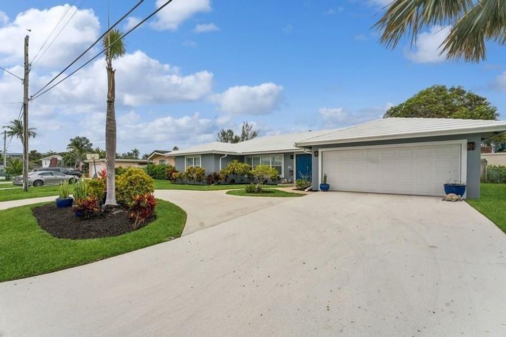 Photo of 13 Little Harbor Way, Deerfield Beach, FL 33441 (MLS # B26009280)