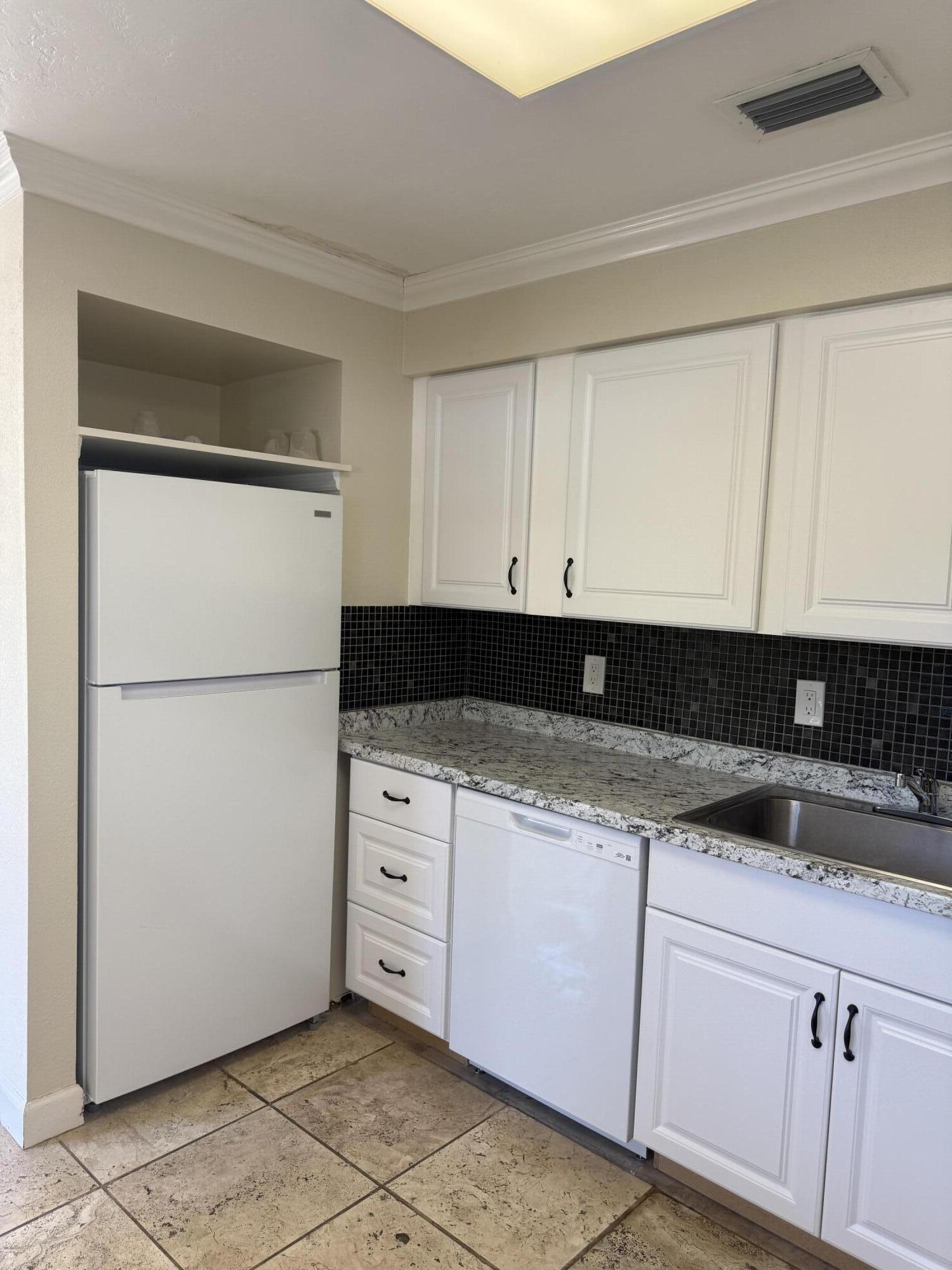 PARADISE PORT - Residential Lease