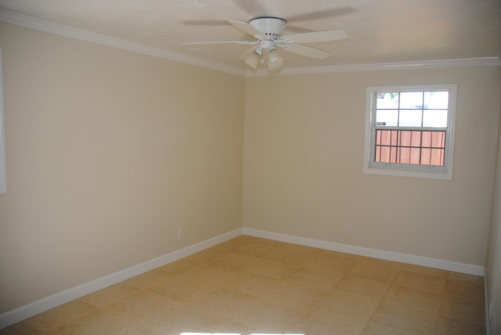 PARADISE PORT - Residential Lease