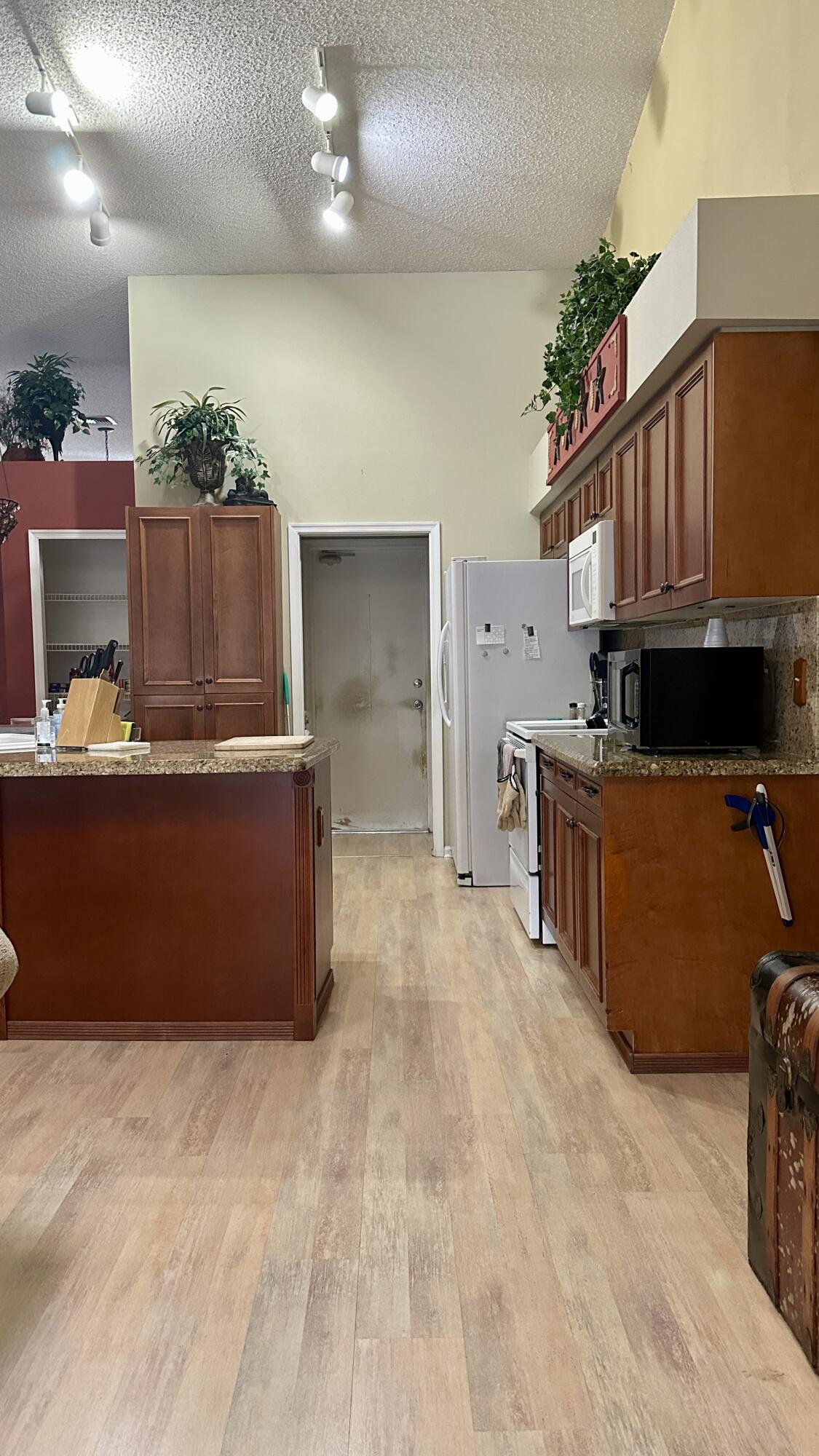 CRESTWOOD UNIT 1 PL 2 - Residential Lease