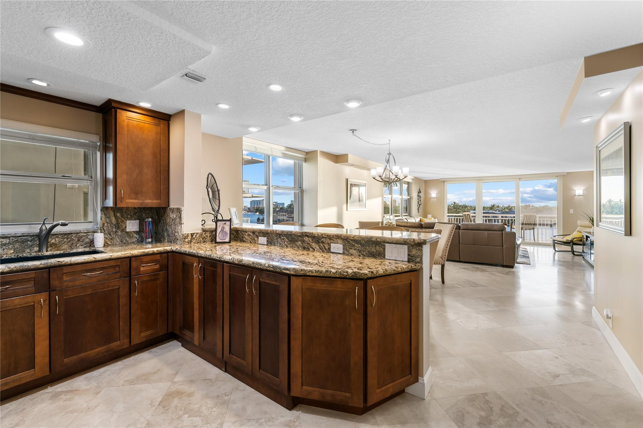 BAYSHORE TOWERS - Residential