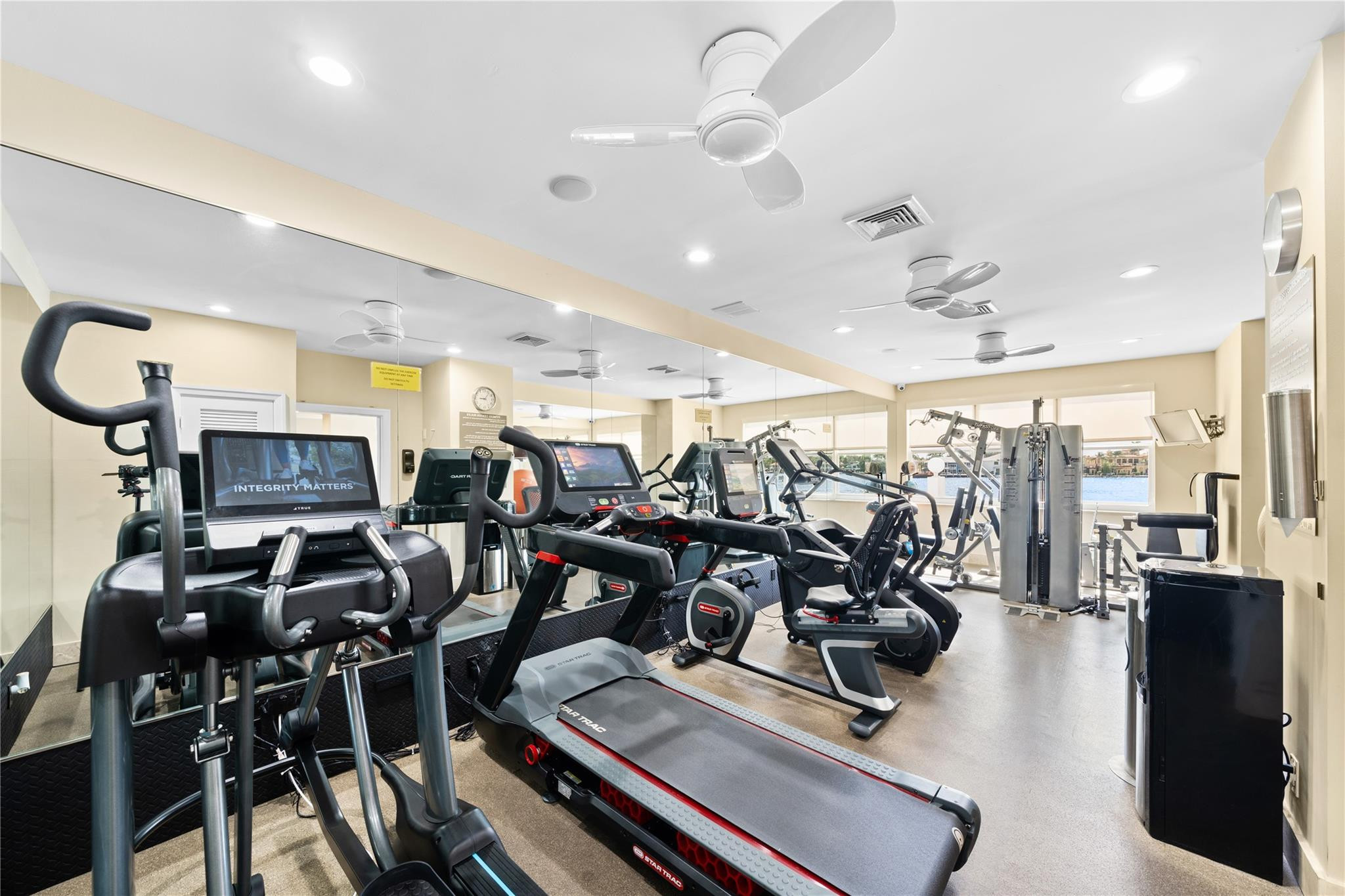 BAYSHORE TOWERS - Residential