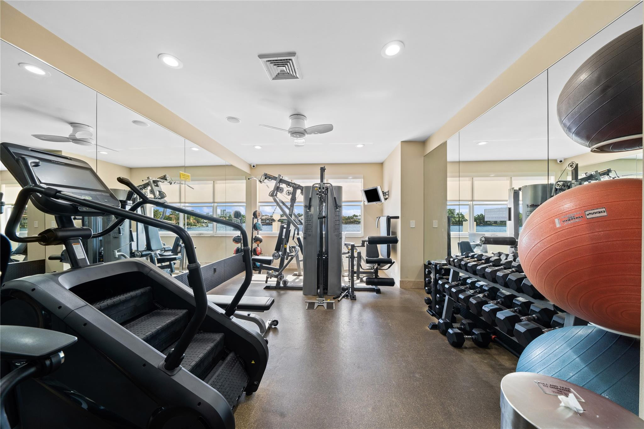 BAYSHORE TOWERS - Residential