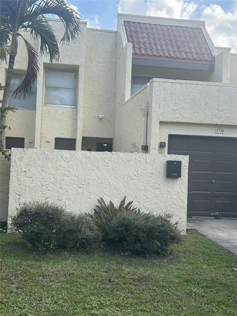 Townhouse in Lauderhill FL 5716 17th Ct.jpg