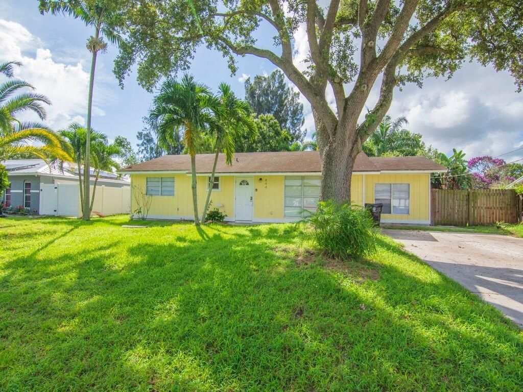 Photo of 444 SE Crosspoint Drive, Port Saint Lucie, FL 34983 (MLS # R11017592)