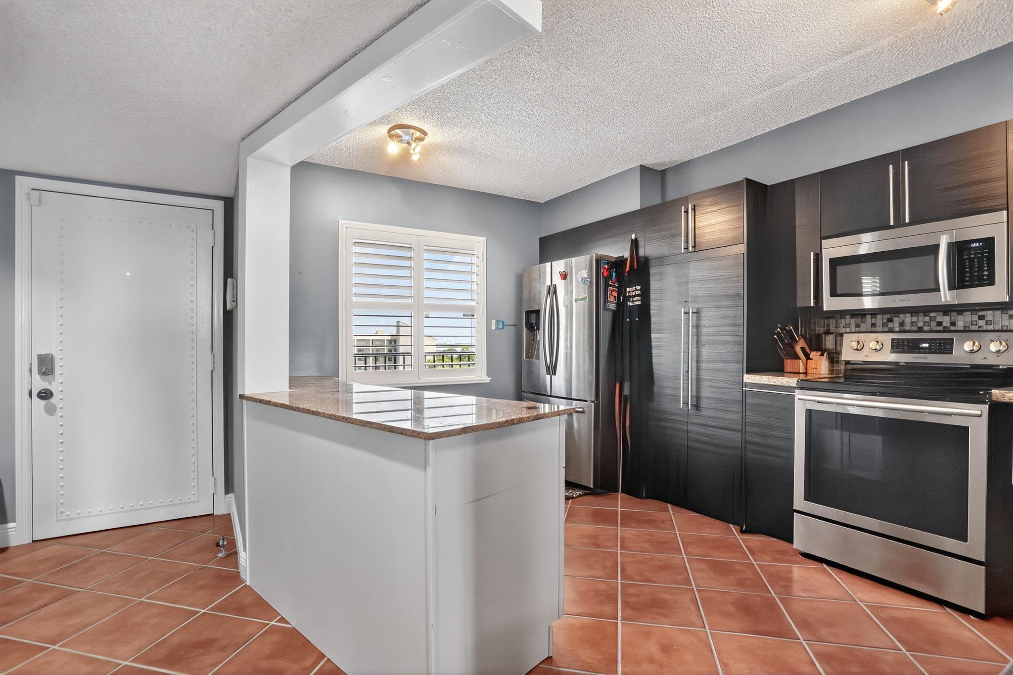 2202 S Cypress Bend Dr 906