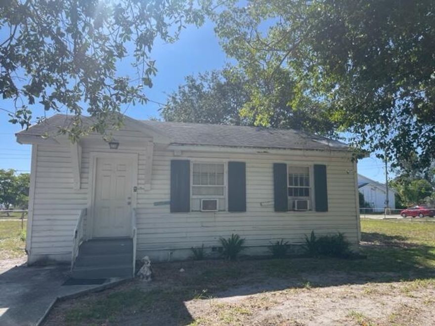 Won't last long. Charming 2 bedroom, 1 bathroom Cottage in East Delray.  Home has a stacked floorplan and spacious living areas. Conveniently located near I95, Downtown Delray and minutes away from the beach. Call today for private showings.