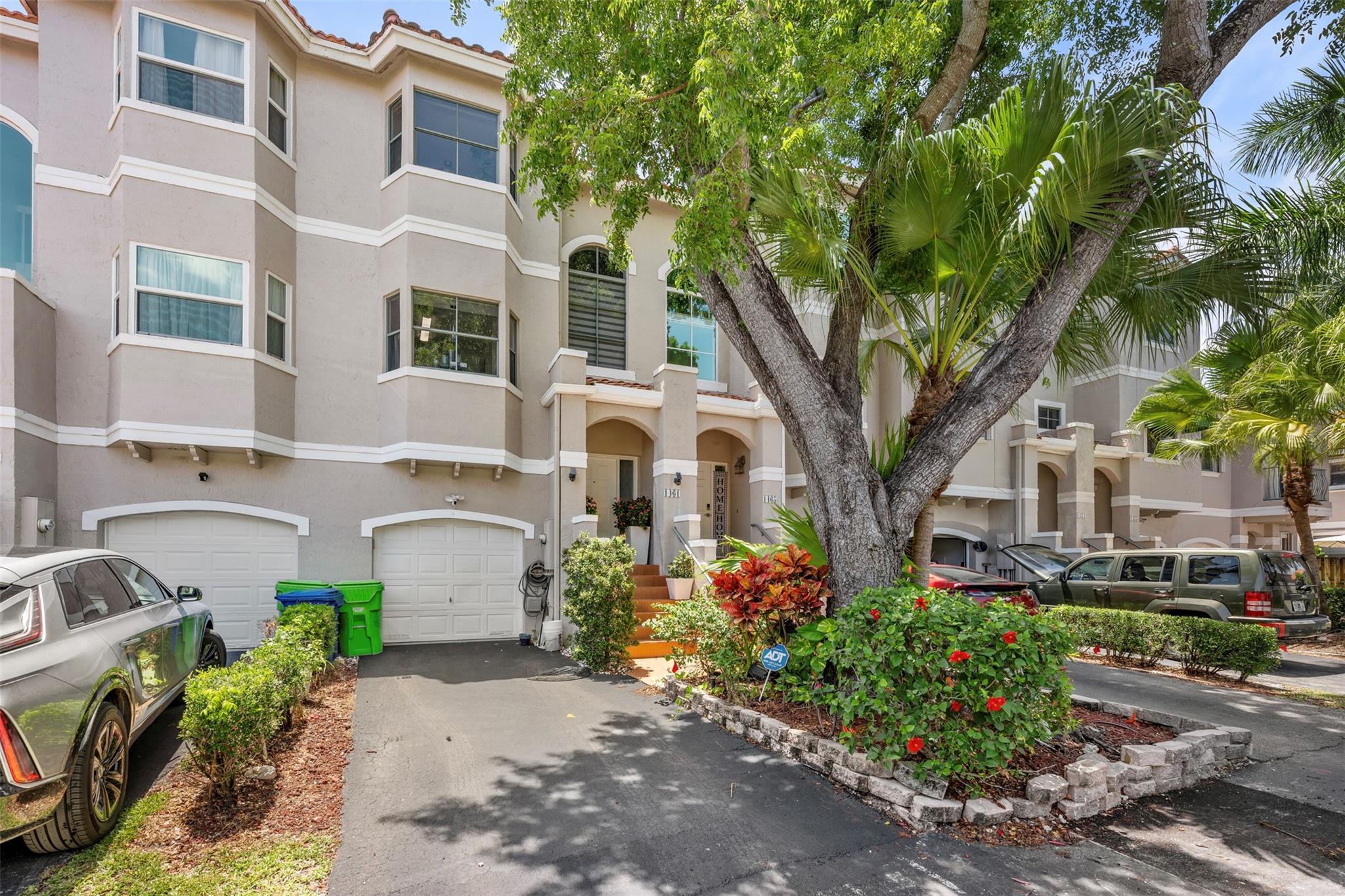 FULLY RENOVATED HOME CENTRALLY LOCATED NEAR SHOPPING MALL, SUPER MARKETS, RESTURANTS, HOTELS AND WALKING DISTANCE TO SAWGRASS MILLS MALL.