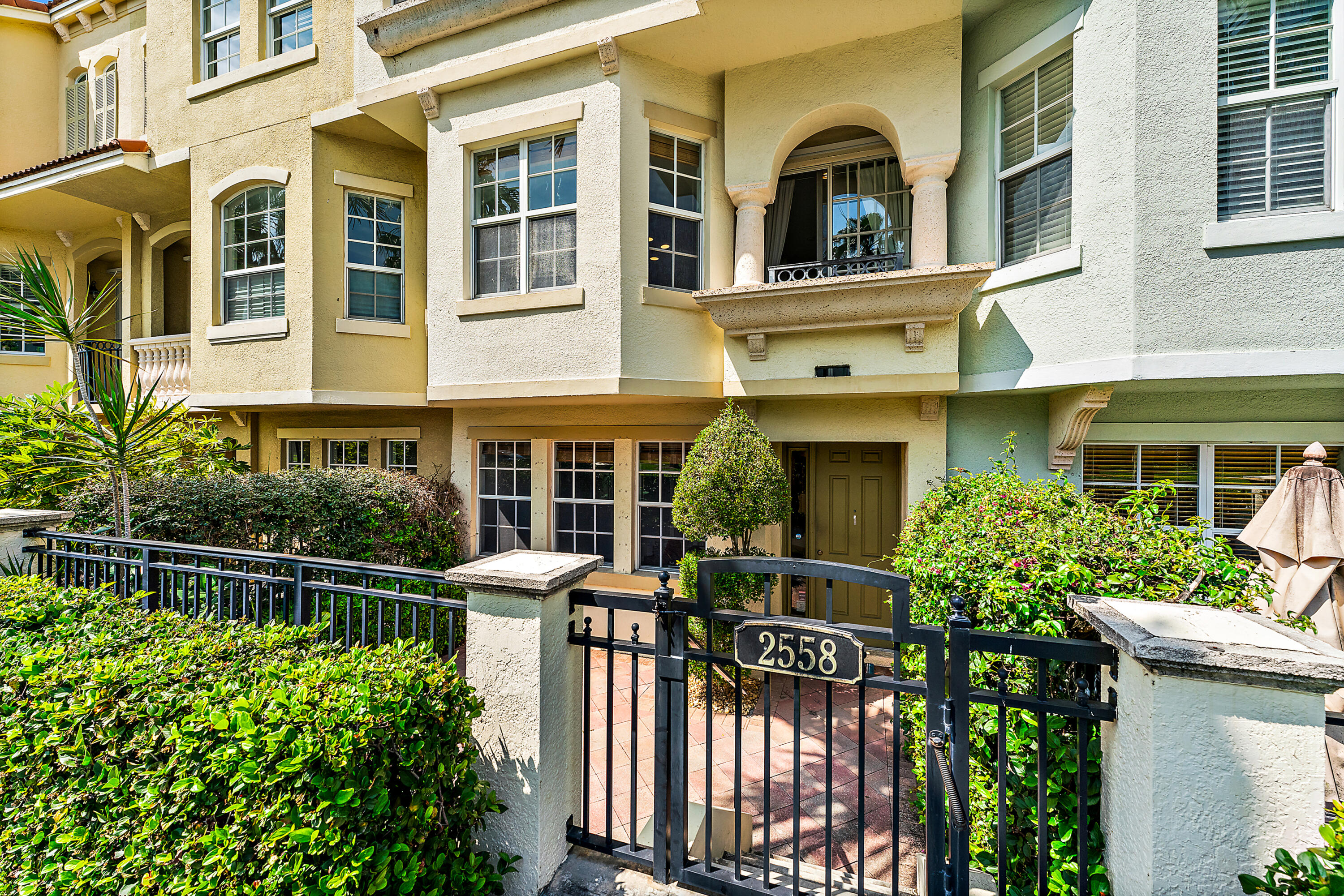 HARBOUR OAKS - Residential