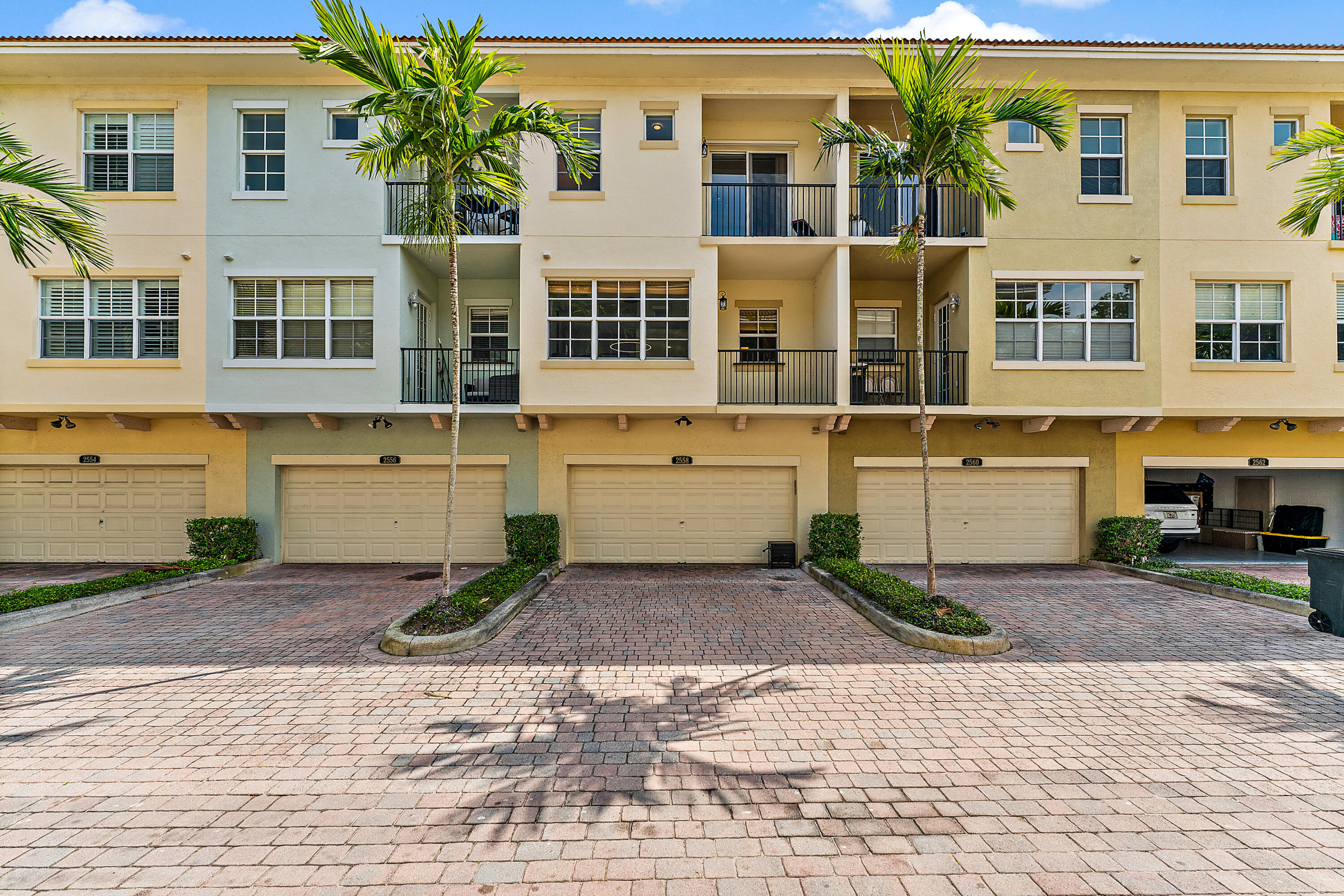 HARBOUR OAKS - Residential