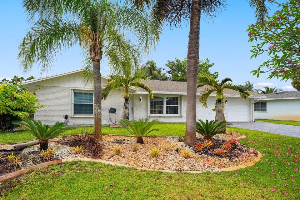 Photo of 4091 Lakespur Circle N, Palm Beach Gardens, FL 33410 (MLS # B26076880)
