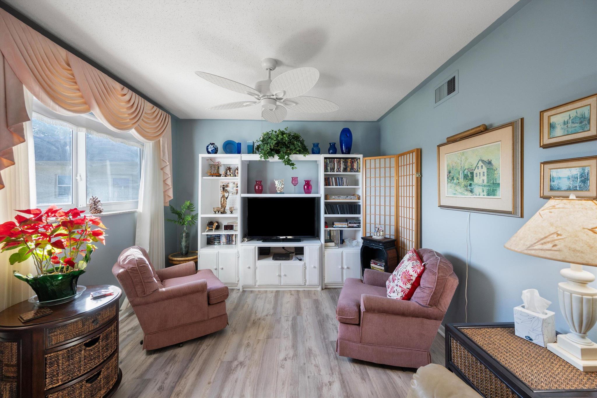 LAKESIDE VILLAGE COND NO 7 - Residential