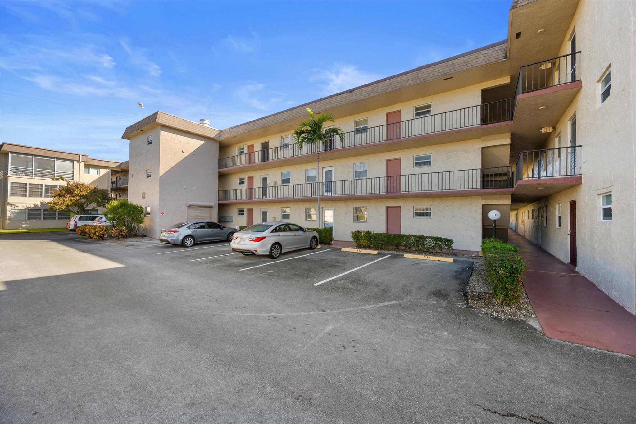 LAKESIDE VILLAGE COND NO 7 - Residential