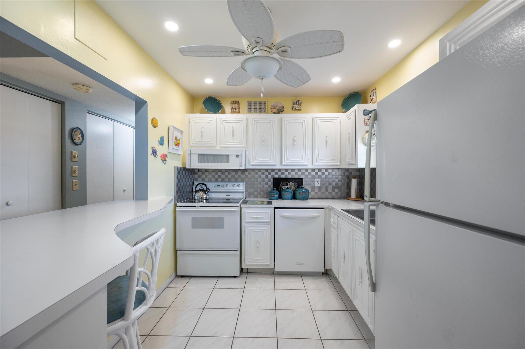 LAKESIDE VILLAGE COND NO 7 - Residential