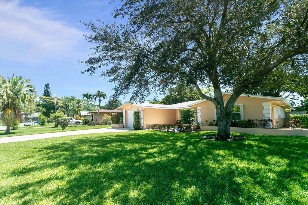 Photo of 102 Mallard Court, Royal Palm Beach, FL 33411 (MLS # R10990780)