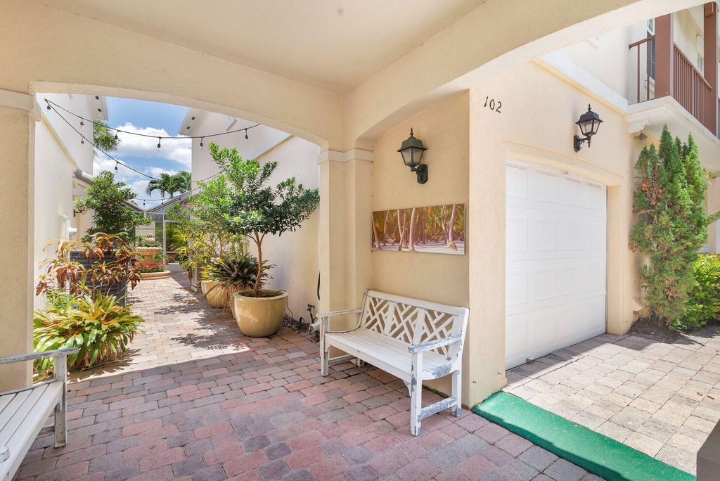 Photo of 102 Santa Barbara Way, Palm Beach Gardens, FL 33410 (MLS # R11092932)