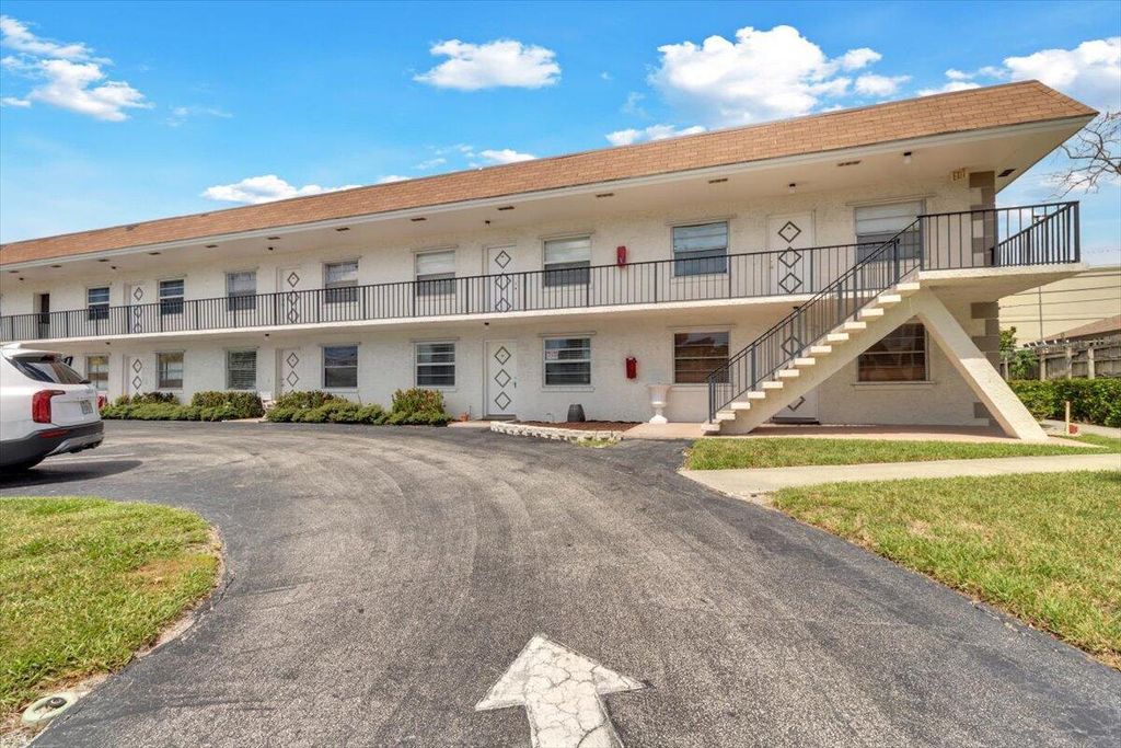 Photo of 227 Castlewood Drive #106, North Palm Beach, FL 33408 (MLS # R10994310)