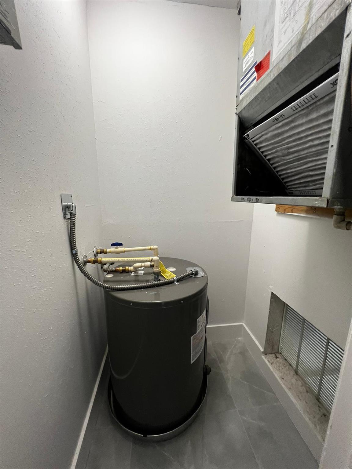 LAURA LANE UNREC ON AM-52 - Residential Lease