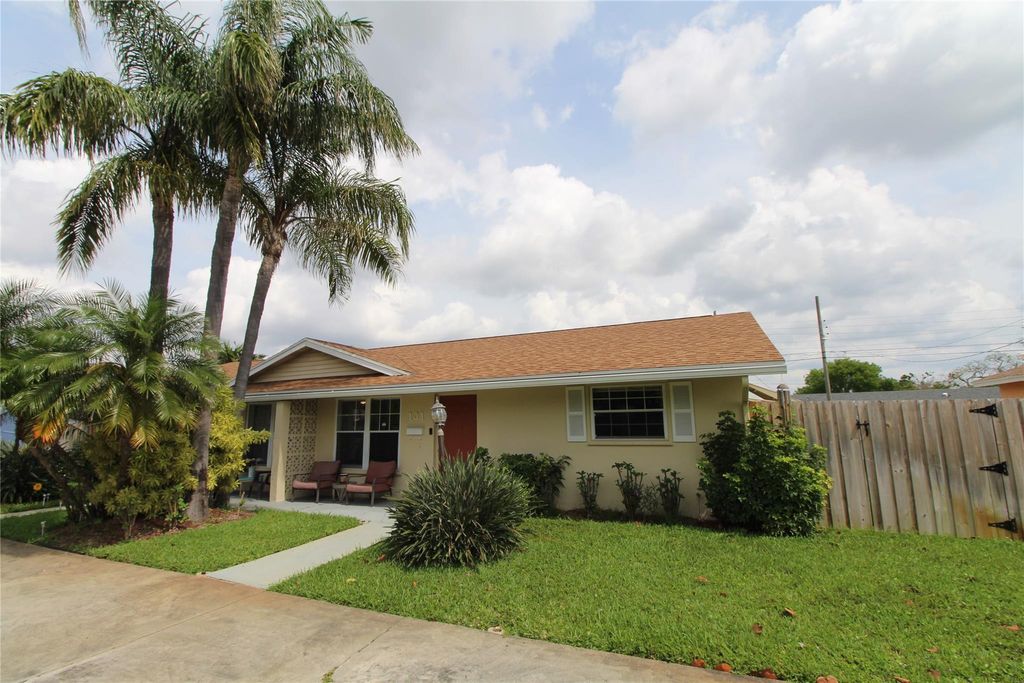 Photo of 131 SW 11th Avenue, Boynton Beach, FL 33435 (MLS # F10424615)