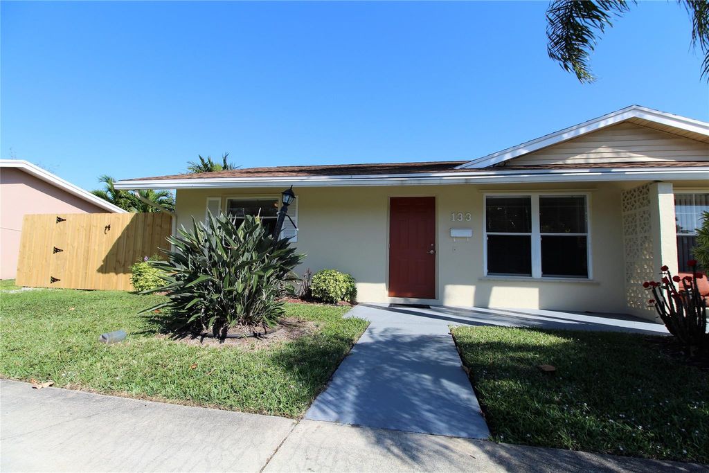 Photo of 131 SW 11th Avenue, Boynton Beach, FL 33435 (MLS # F10424615)
