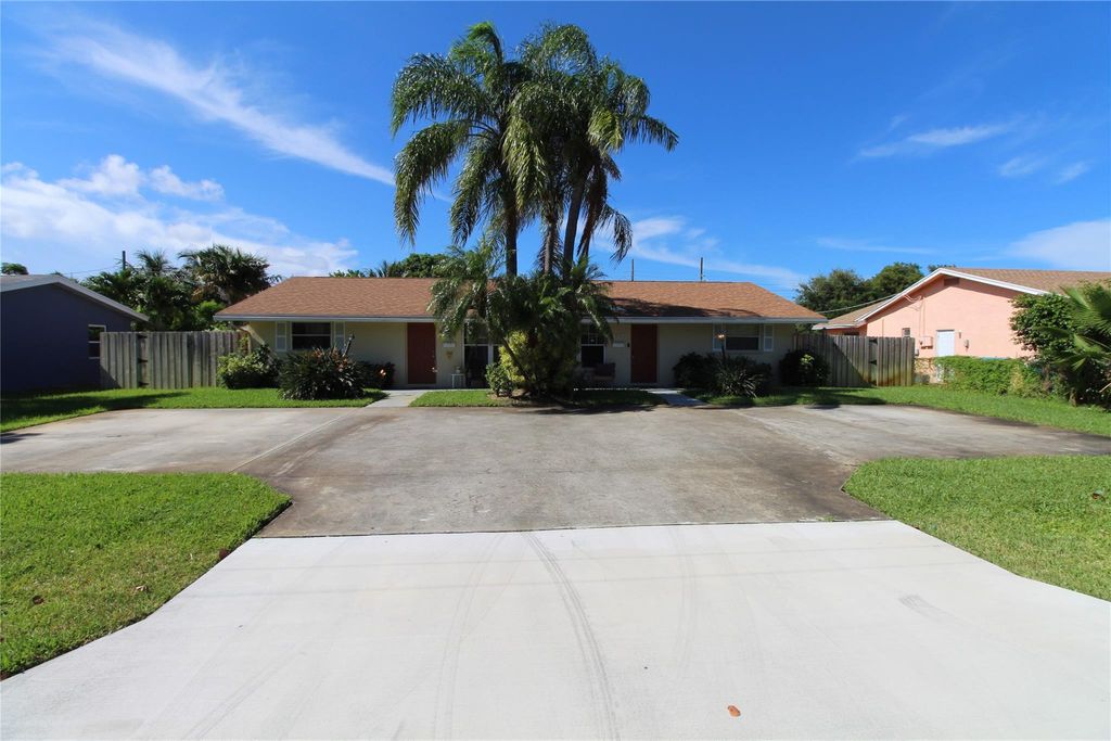 Photo of 131 SW 11th Avenue, Boynton Beach, FL 33435 (MLS # F10424615)