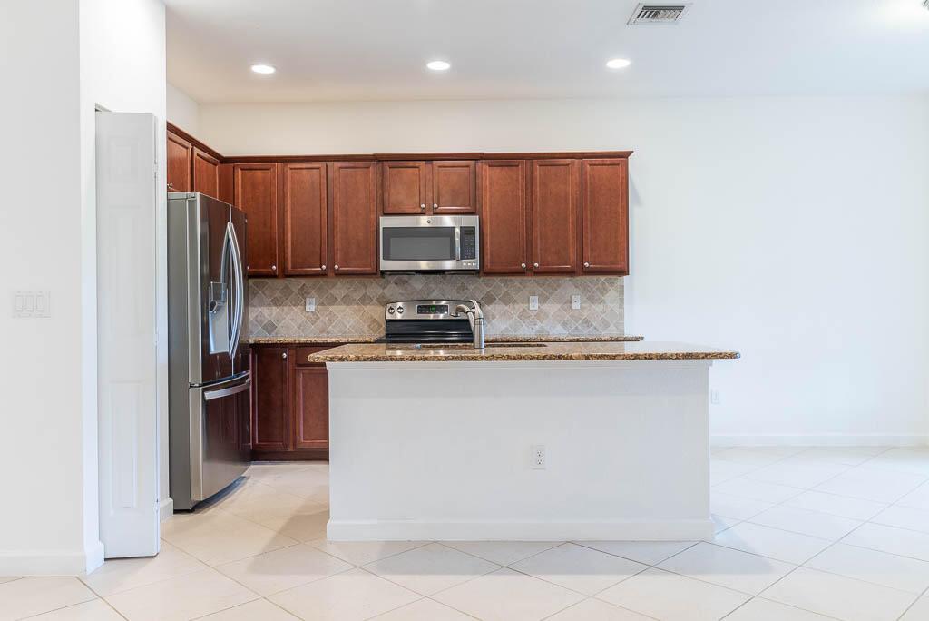 WELLINGTON PARC - Residential Lease