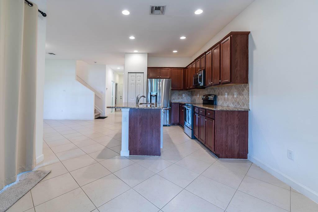 WELLINGTON PARC - Residential Lease