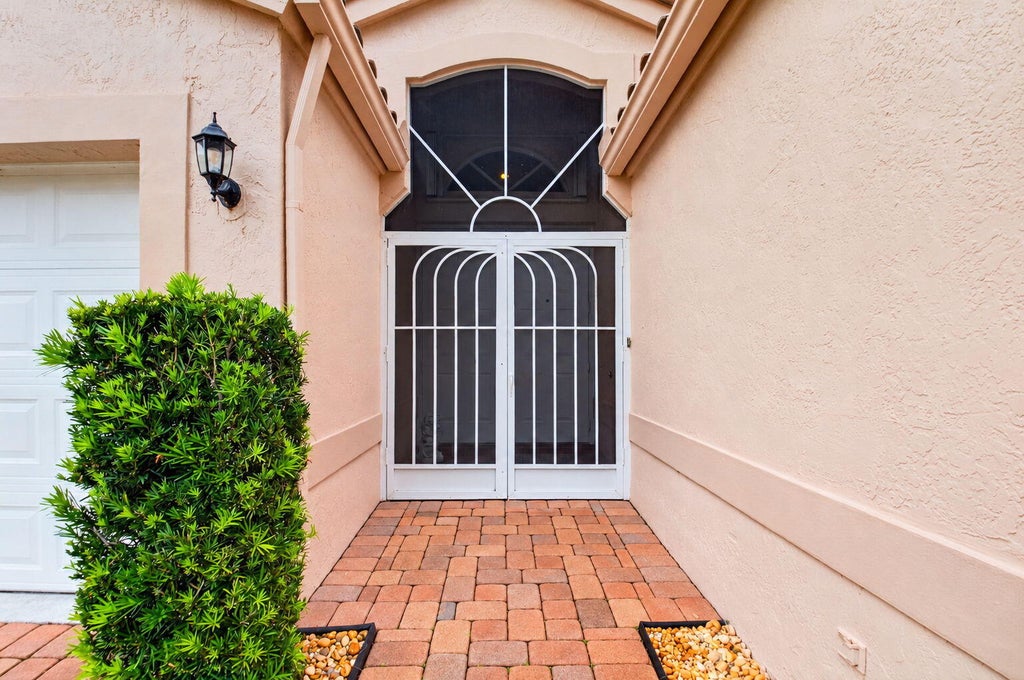 Photo of 5257 GLENVILLE Drive, Boynton Beach, FL 33437 (MLS # B26092339)