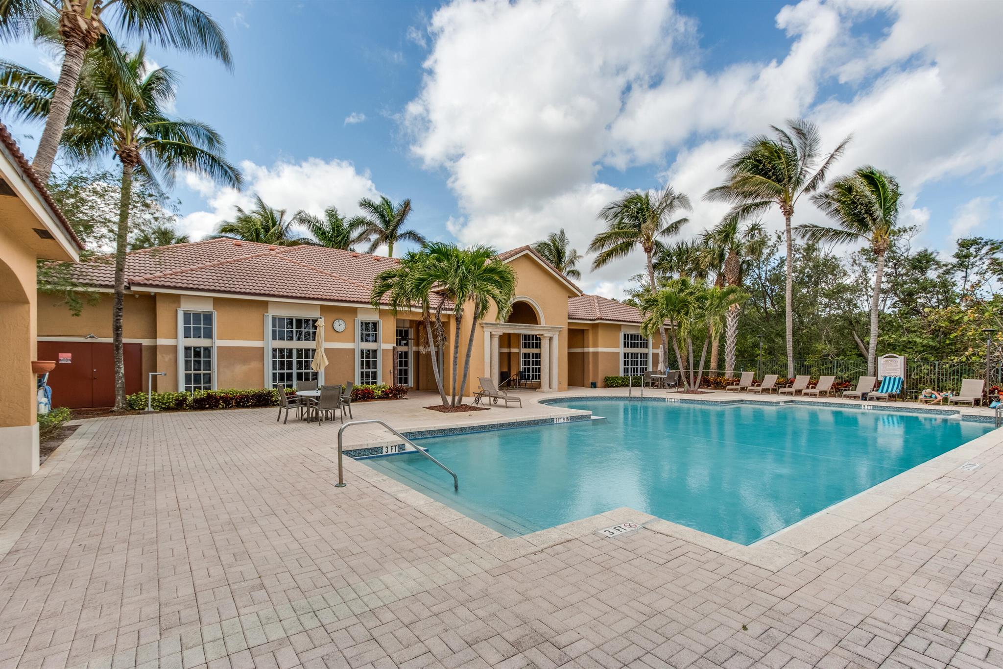 HYPOLUXOS MARINERS CAY CO - Residential